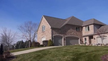 Güneşli bir günde, Dışarıdan Ev. Soldan Sağa Görüntü