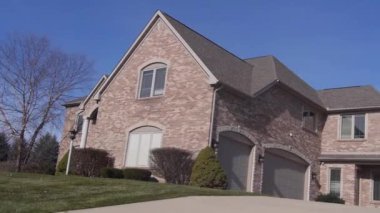 Güneşli bir günde, Dışarıdan Ev. Yukarı Soldan Aşağı Sağ Görüntü