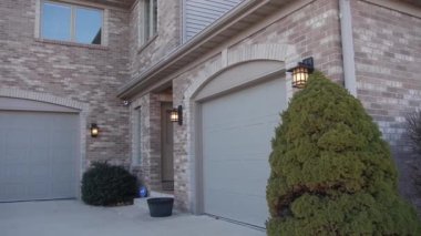 Güneş ışınları garajın girişinde parlıyor. Sağdan Sola Görüntü