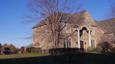 Güneşli bir günde Dışarıdan Güzel Ev - Yukardan Aşağıya