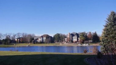 Su kaynağı ağaçlar ve evlerle çevrili. Soldan Sağa Görüntü