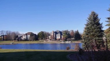 Su kaynağı Evler ve Flora ile çevrili. Sağdan Sola Görüntü