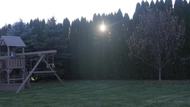 House Garden Yakınındaki Çocuk Parkı Sağdan Sola Görüntü — Stok video