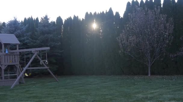 House Garden Daki Çocuk Parkı Ağaçlar Arasındaki Güneş Işını Yakın — Stok video