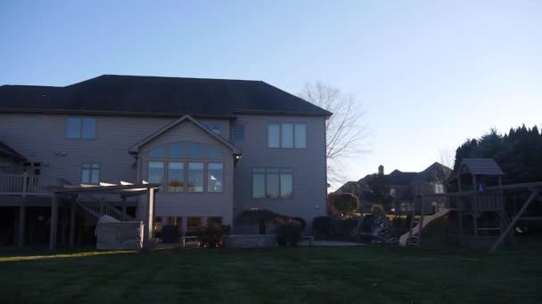 Evin Arkasındaki Büyük Bahçe Sağdan Sola Görüntü — Stok video