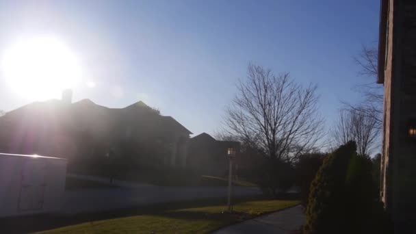 Ηλιαχτίδα Φωτίζει Κοντά Είσοδος Γκαράζ Overhead Πόρτες Αριστερά Προς Δεξιά — Αρχείο Βίντεο