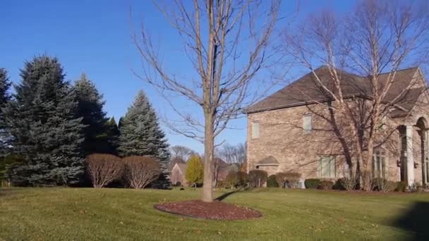 Όμορφο Σπίτι Στην Tranquil Και Ηλιόλουστη Γειτονιά Κοντά Στο Δέντρο — Αρχείο Βίντεο