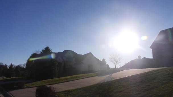 Sun Ray Λάμψη Κοντά Στο Σπίτι Tranquil Γειτονιά Αριστερά Προς — Αρχείο Βίντεο