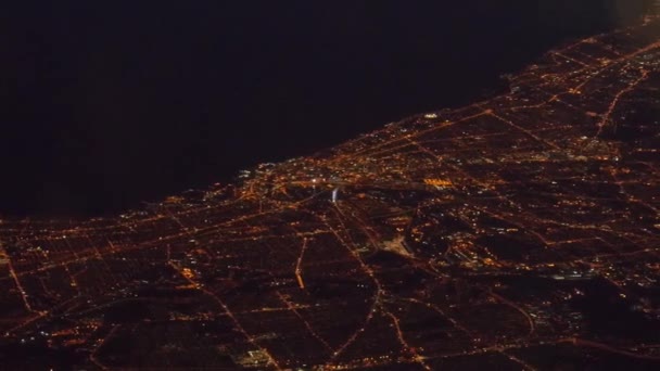 Gece Uçaktan Şehir Manzarası Soldan Sağa Kayıyor — Stok video