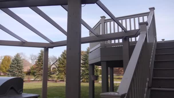 Beyaz Merdiven Barbekü Bahçesi Çıkıyor Sağdan Sola Görüntü — Stok video