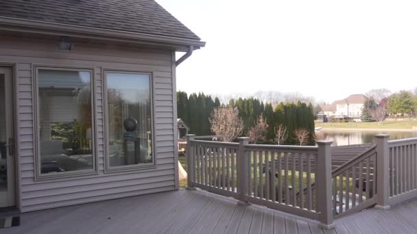带阳台和楼梯通往花园的房子二楼 左至右影像 — 图库视频影像