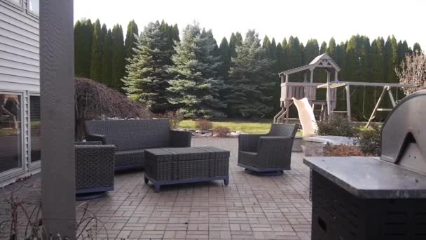 户外沙发和餐桌在靠近烧烤和花园的房子后面 左至右影像 — 图库视频影像