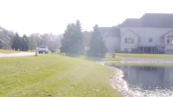 靠近水源的汽车和房子后面的大花园 左至右影像 — 图库视频影像