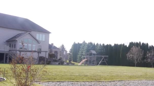 Zon Schijnt Grote Tuin Aan Achterkant Van Het Huis Rechts — Stockvideo