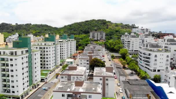 Vista Aérea Dos Edifícios Colinas Verdes Cidade Floripa Brasil Dolly — Vídeo de Stock