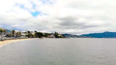 Florianopolis Brezilya 'da yeşil dağlı güzel bir deniz manzarası.