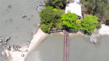 Brezilya 'da küçük bir ada evine giden ahşap bir köprünün üst hava manzarası.
