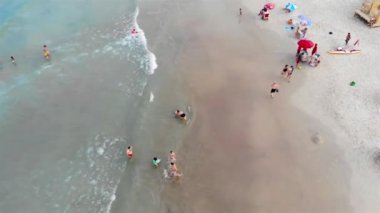 Denizden keyif alan insanların üst hava manzarası - Dolly geri