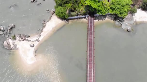 Top Letecký Pohled Dřevěný Most Vedoucí Malému Ostrovnímu Domku Brazílii — Stock video