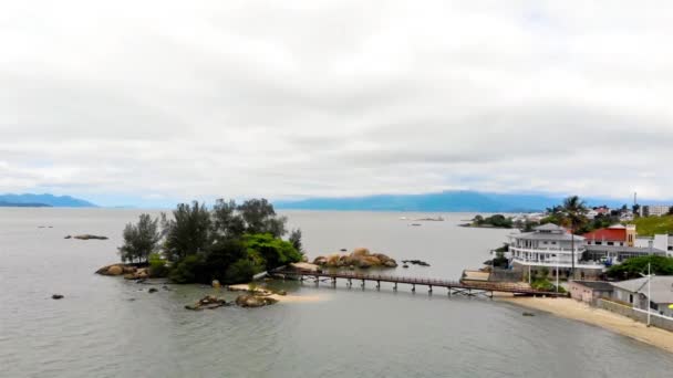 从空中俯瞰通往巴西一座小岛房屋的一座木桥 多利前线 — 图库视频影像