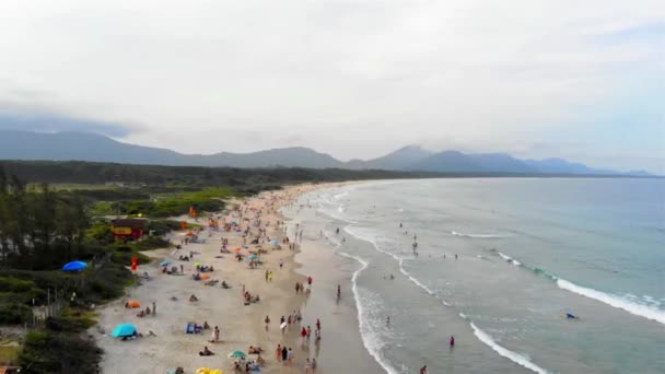 Вид Воздуха Пляж Фапа Полный Людей Горами Спине Front Dolly — стоковое видео