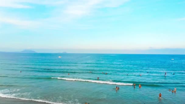 蔚蓝大海的空中美景和享受海水的人们 — 图库视频影像