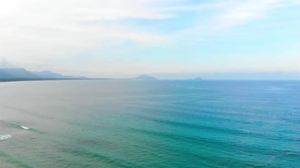 Gyönyörű Elülső Légi Kilátás Kék Óceán Dombok — Stock videók
