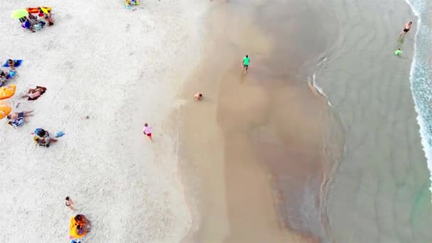 Вид Сверху Парня Идущего Берегу Пляжа Фапа Долли Назад — стоковое видео