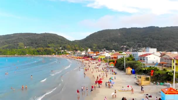 Veduta Aerea Una Spiaggia Brasile Piena Gente Con Verdi Colline — Video Stock