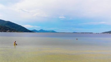 Brezilya 'nın Florianopolis adasındaki güzel ve sakin göl manzarası