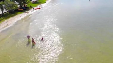 Bir gölün suyunda dinlenen bir ailenin havadan görünüşü - Sol Dolly