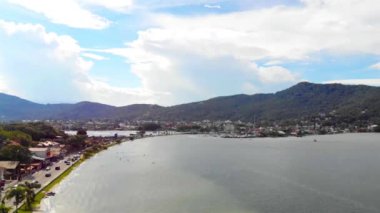 Brezilya 'nın Florianopolis adasındaki dağları ve köprüyü gören sakin göl manzarası