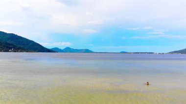 Brezilya 'nın Florianopolis adasındaki dağlarla dolu sakin göl manzarası.
