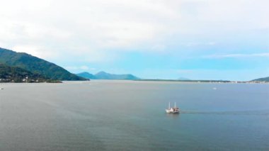 Yeşil Tepeler 'in havadan görünüşü, teknesi olan büyük bir gölün yanında evler.