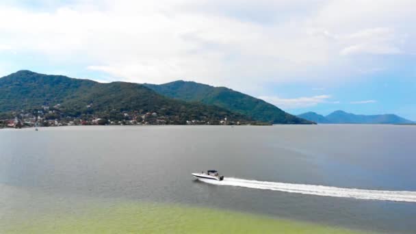 在巴西弗洛里亚诺波利斯岛上看到一个美丽而平静的湖 上面有一艘快艇 — 图库视频影像