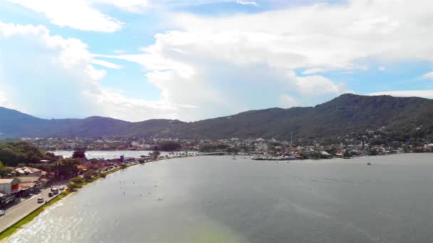 Vue Aérienne Lac Calme Avec Montagnes Pont Arrière Sur Île — Video