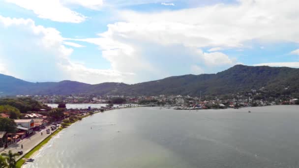 Повітряний Вид Спокійного Озера Горами Мостом Острові Флоріанополіс Бразилії Фронт — стокове відео