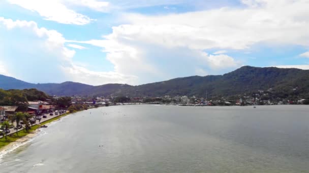 Vue Aérienne Lac Calme Avec Montagnes Pont Arrière Sur Île — Video