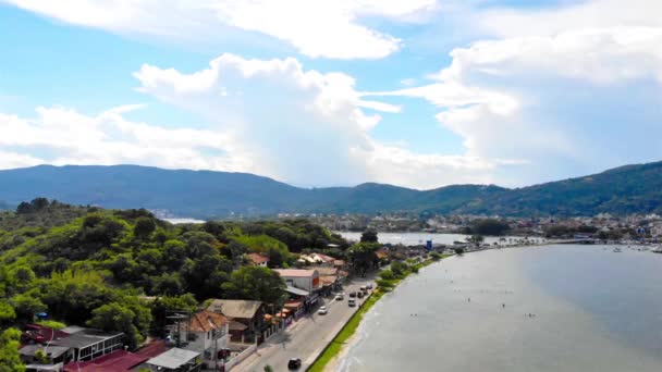 Вид Воздуха Спокойное Озеро Горами Мостом Острове Флорианополис Бразилии Прямо — стоковое видео