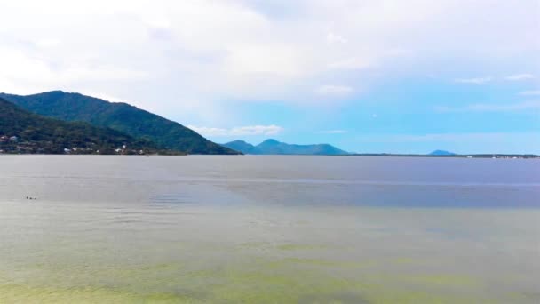 Widok Lotu Ptaka Spokojne Jezioro Górami Plecy Wyspie Florianopolis Brazylii — Wideo stockowe