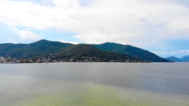 在巴西弗洛里亚诺波利斯岛上的平静湖与高山的空中景观 — 图库视频影像