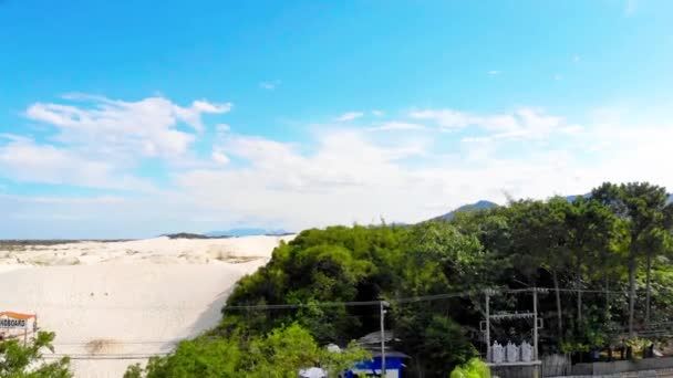 沙丘和茂密的绿树的空中景观 多利前进 — 图库视频影像