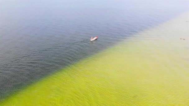 Vista Aérea Superior Pequeno Barco Crusing Lago Cristalino Limpo Floripa — Vídeo de Stock