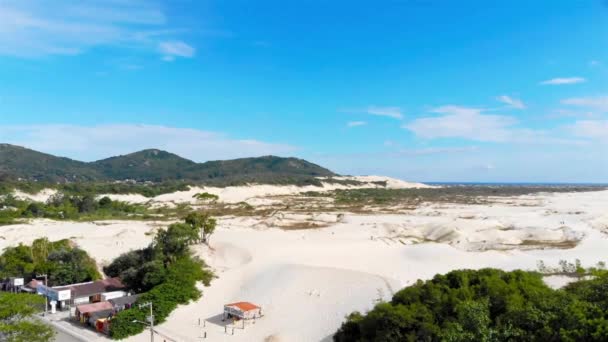 Вид Воздуха Песчаные Дюны Зелеными Горами Морем Сзади Dolly Forward — стоковое видео