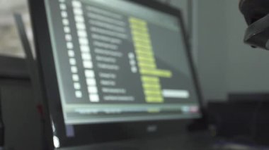 Bir cihazın anahtarlarını çeviren bir adamın yakın çekim görüntüsü - statik