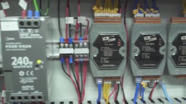 Elektrik tedarik kutusunun yakın çekimi - sola kaydır