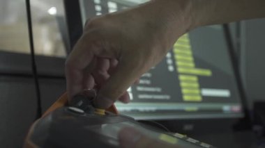 Düğmeye basan adamı yakın çekim yap ve tuşları çevir - statik