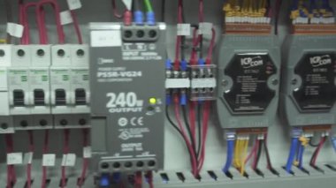 Bir fabrikanın elektrik tedarik kutusu yakın çekim - sağa kaydır