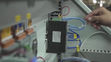 Elektrik tedarik kutusundan mavi kablo çekiliyor - statik