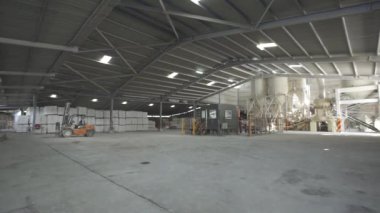 Forklift ve beyaz çuval ile fabrika uzak çekim - sağa kaydır